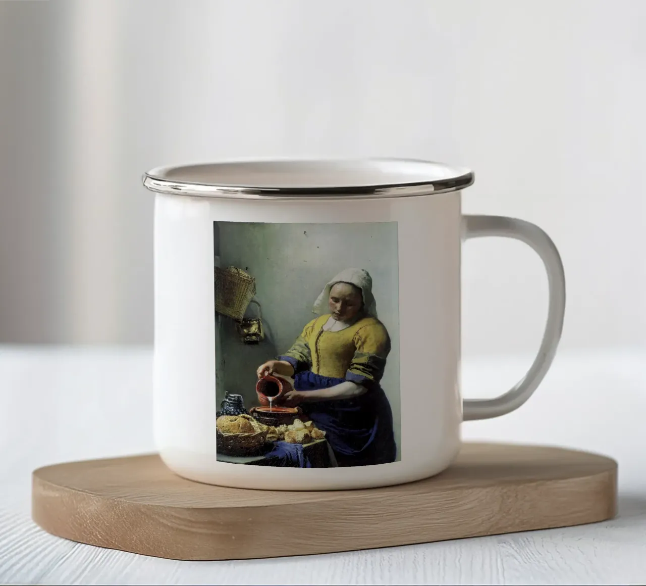 vemeer - una sguattera che versa il latte tazza in smalto da The Dinda