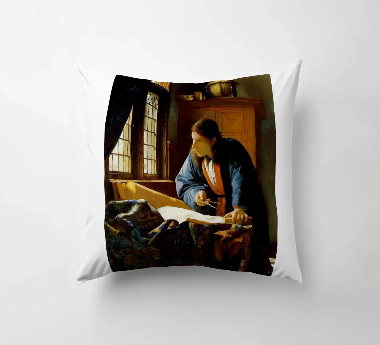 vermeer - un geografo che studia le mappe cuscino da The Dinda