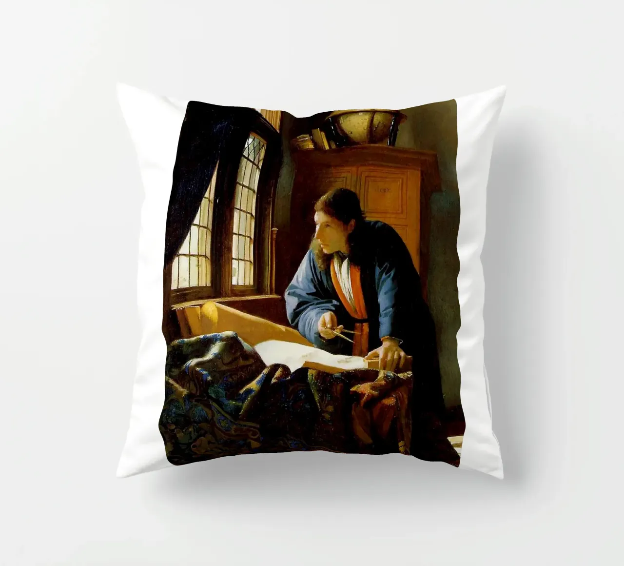 vermeer - un geografo che studia le mappe cuscino da The Dinda