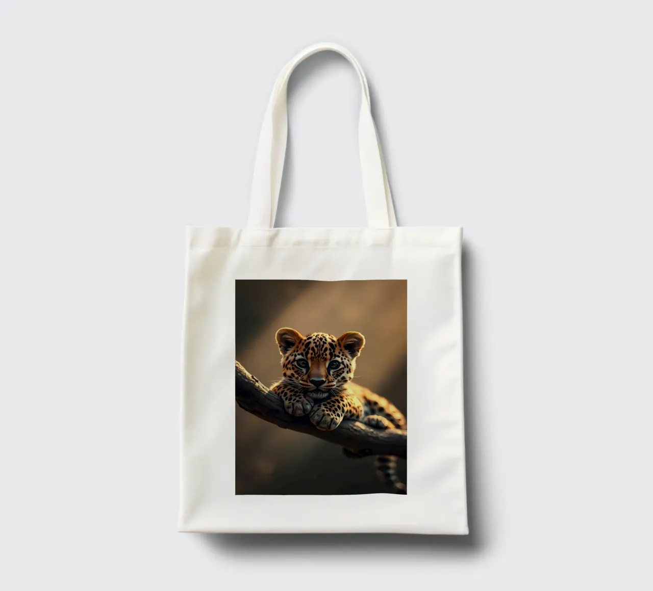 cucciolo di leopardo ramo albero macchie pelliccia fauna selvatica giungla animale nat borsa in juta da Ashish Kashyap