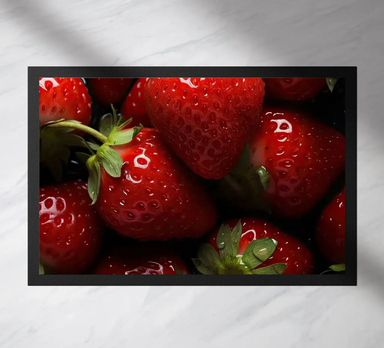 fragole frutta rossa bacche fresche e succose mature foglie verdi zerbino da Luke Yaeger
