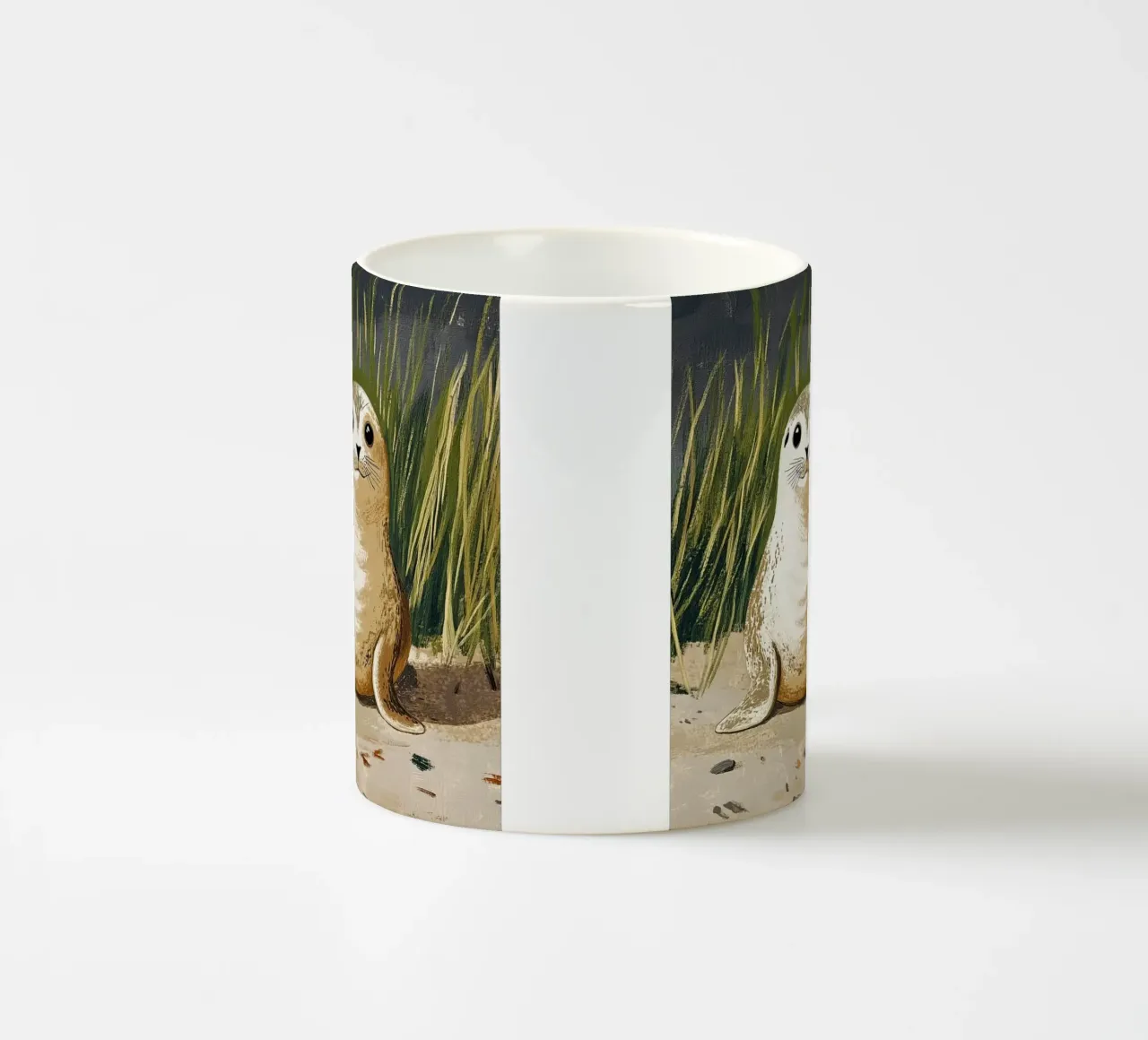 Piccola foca sulla spiaggia tazza in ceramica da Curious Canvas