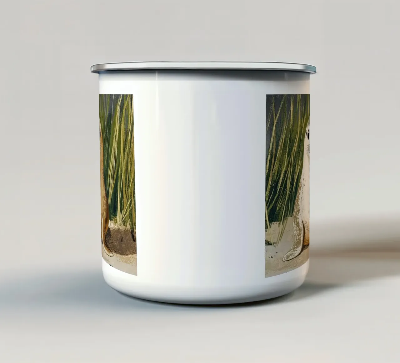 Piccola foca sulla spiaggia tazza in smalto da Curious Canvas