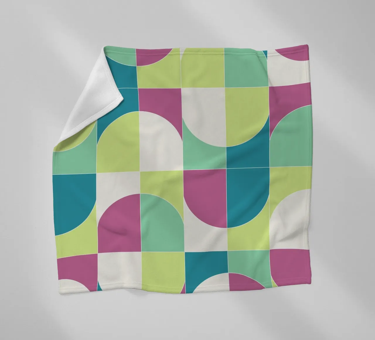 Bold Geo Tiles 04 coperta in pile da designdn