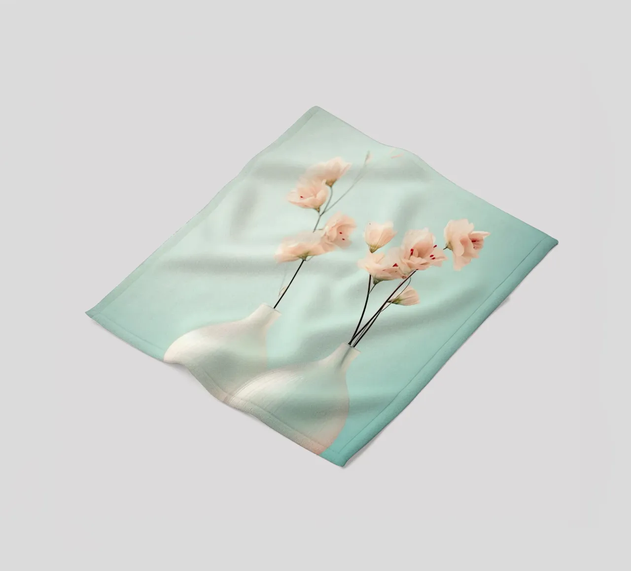 Una natura morta con sfondo blu coperta in pile da Imagine