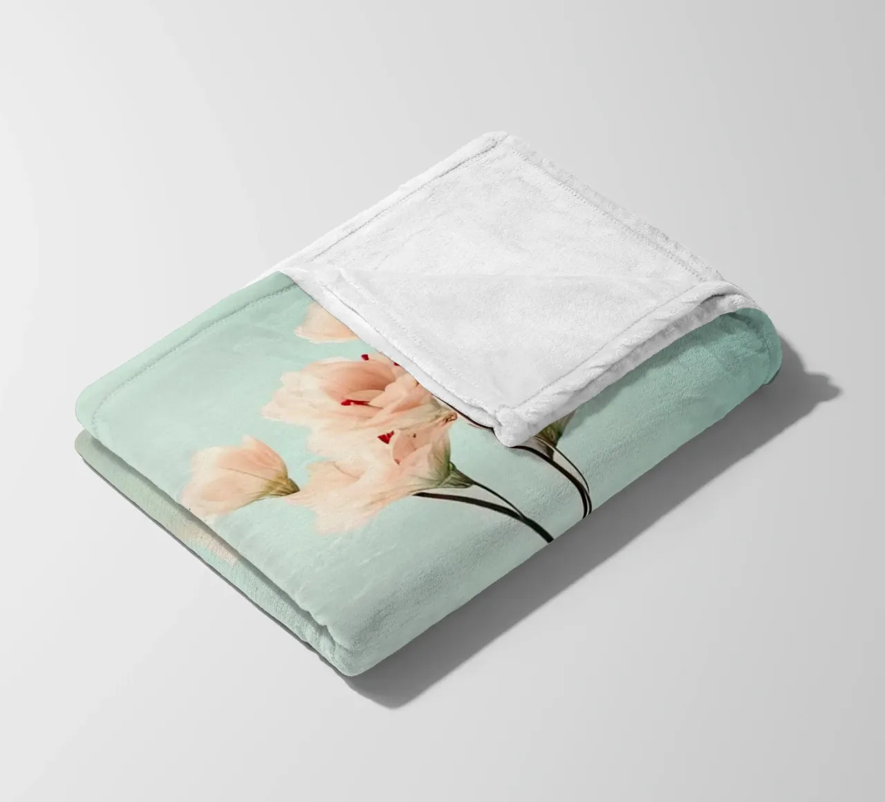 Una natura morta con sfondo blu coperta in pile da Imagine