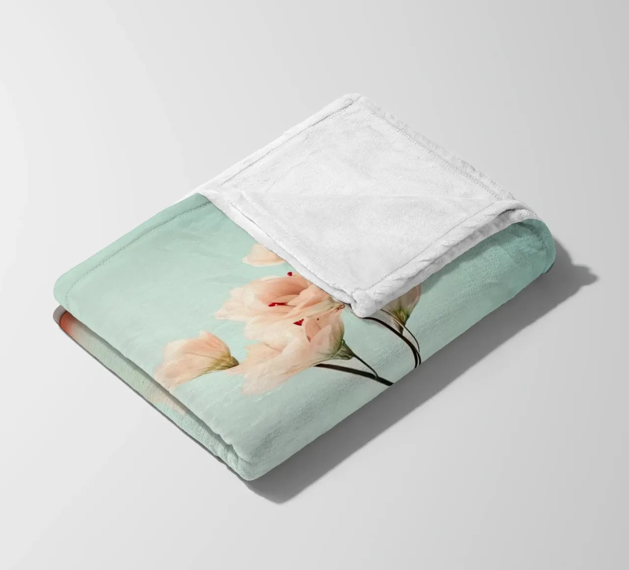 Una natura morta con sfondo blu coperta in pile da Imagine