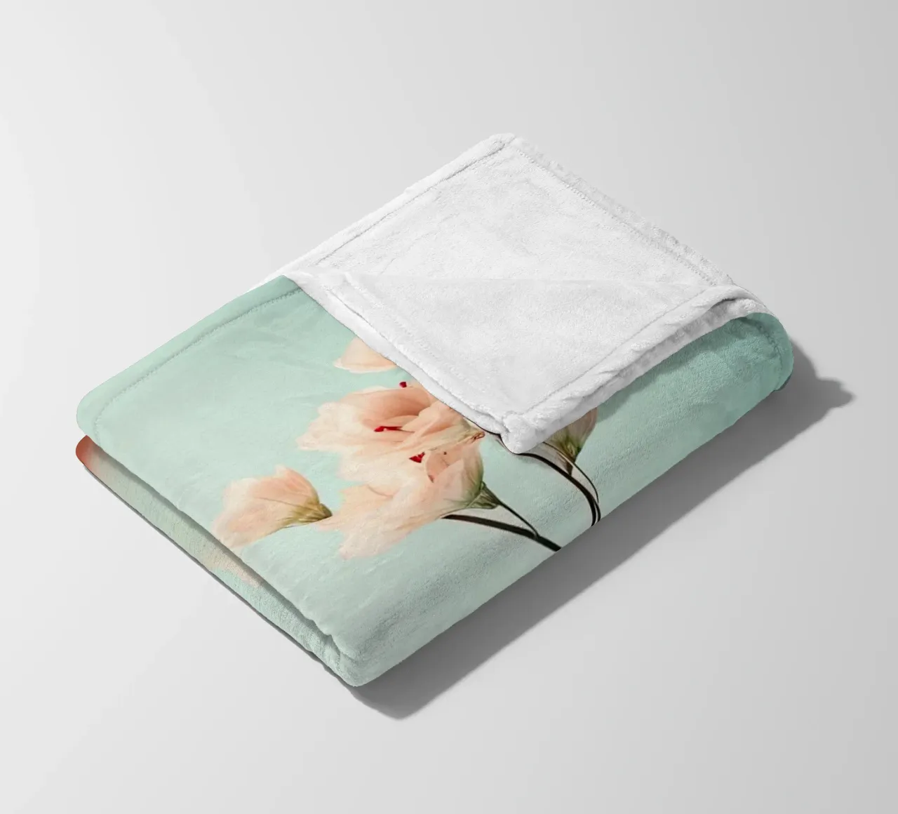 Una natura morta con sfondo blu coperta in pile da Imagine