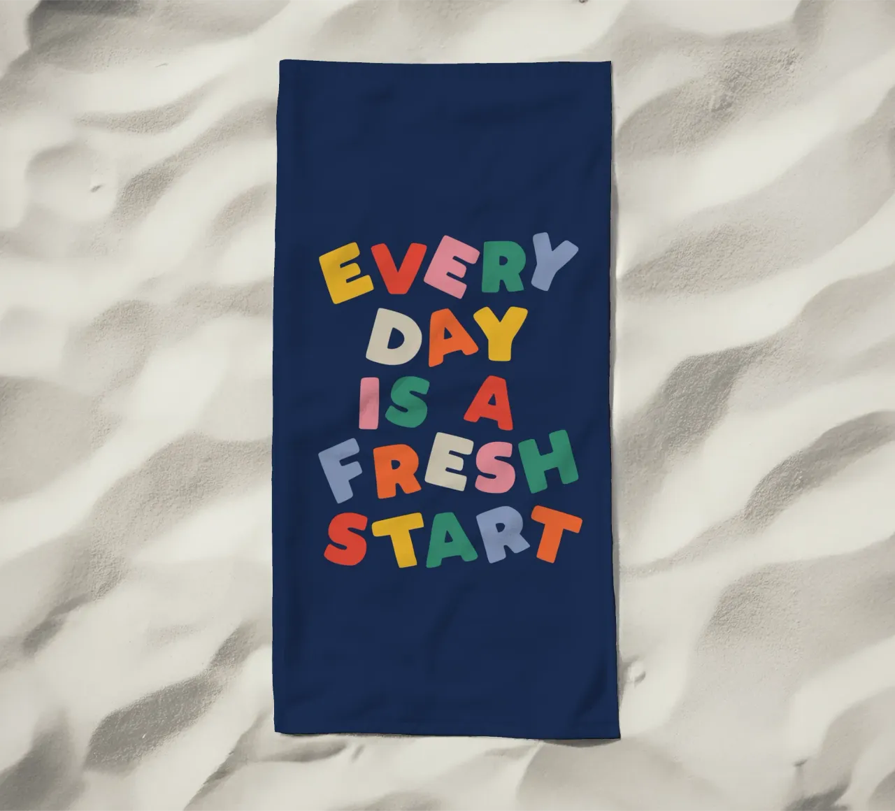 Chaque jour est un nouveau départ Design typographique arc-en-ciel serviette de plage de THE MOTIVATED TYPE