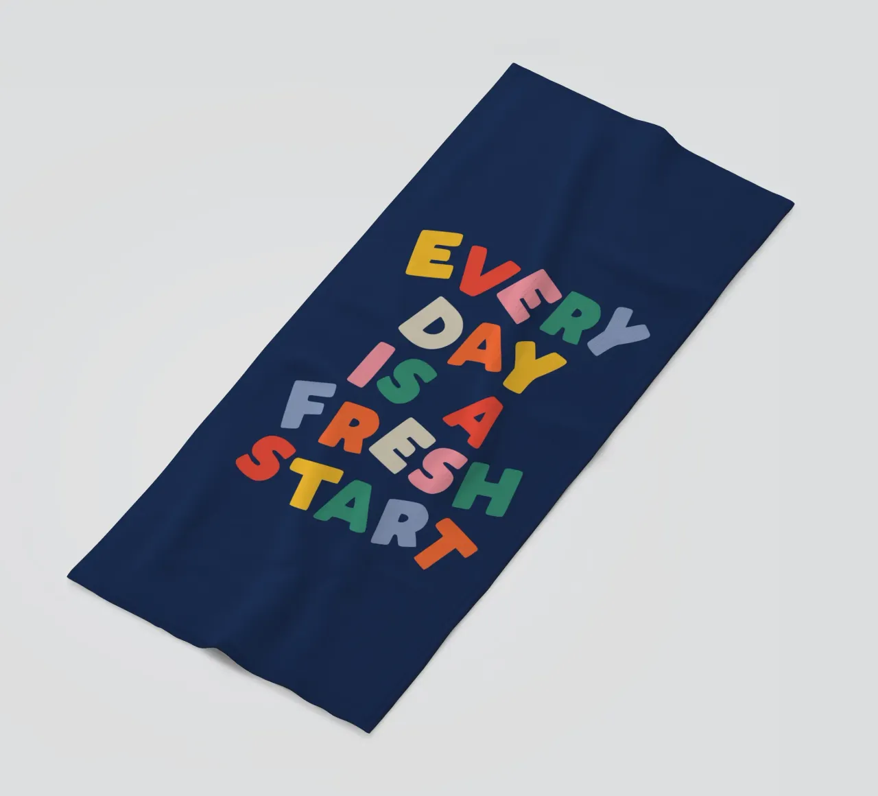 Chaque jour est un nouveau départ Design typographique arc-en-ciel serviette de plage de THE MOTIVATED TYPE