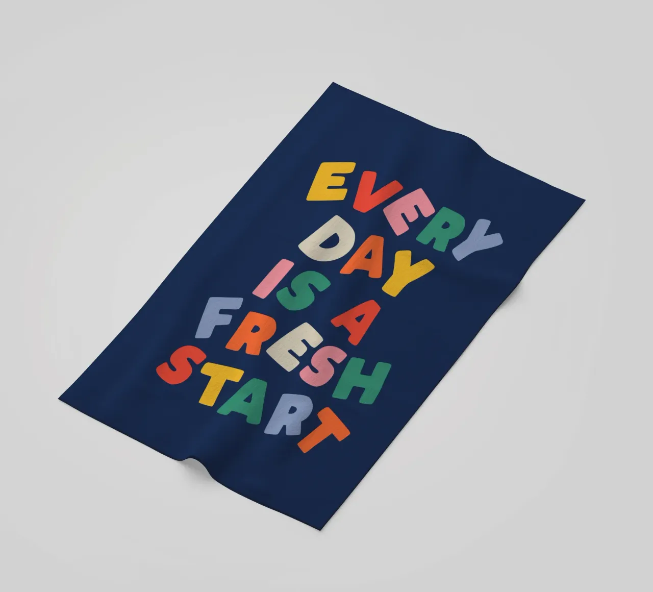 Chaque jour est un nouveau départ Design typographique arc-en-ciel serviette de plage de THE MOTIVATED TYPE