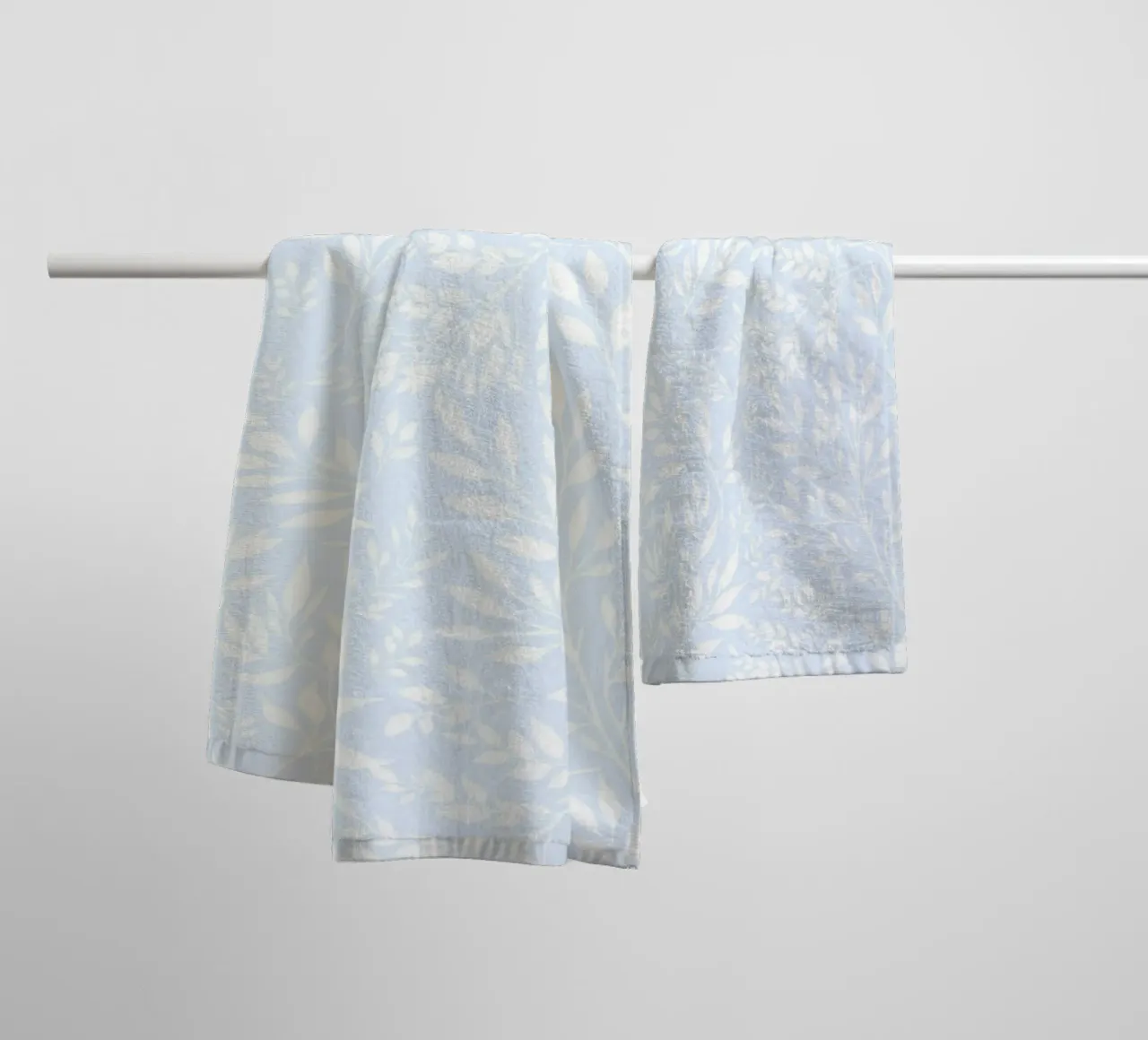 Estampado Botánico Ramas Azul Claro toalla de baño de SilverPegasus