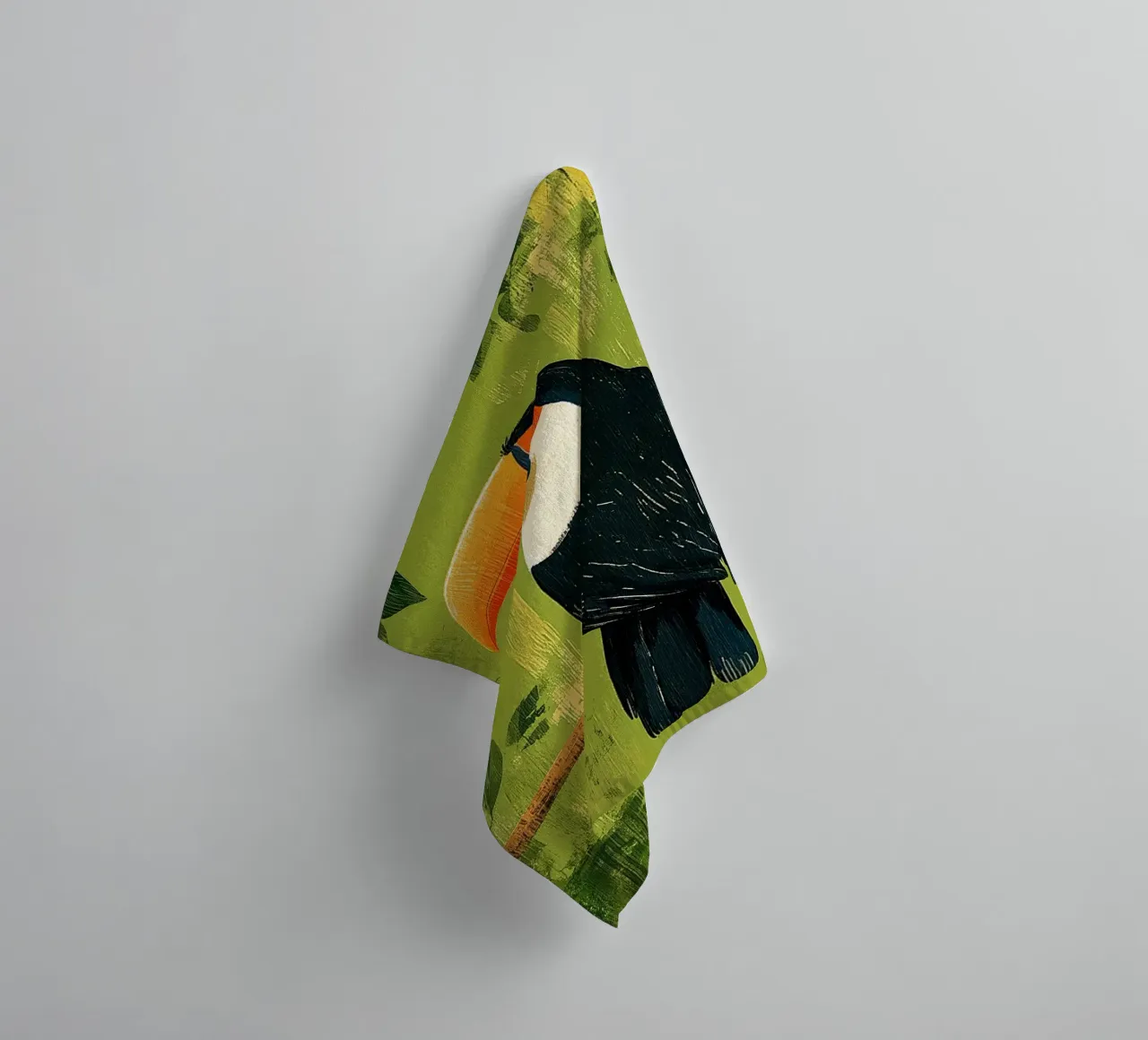 Tucano nel verde asciugamano da bagno da Curious Canvas
