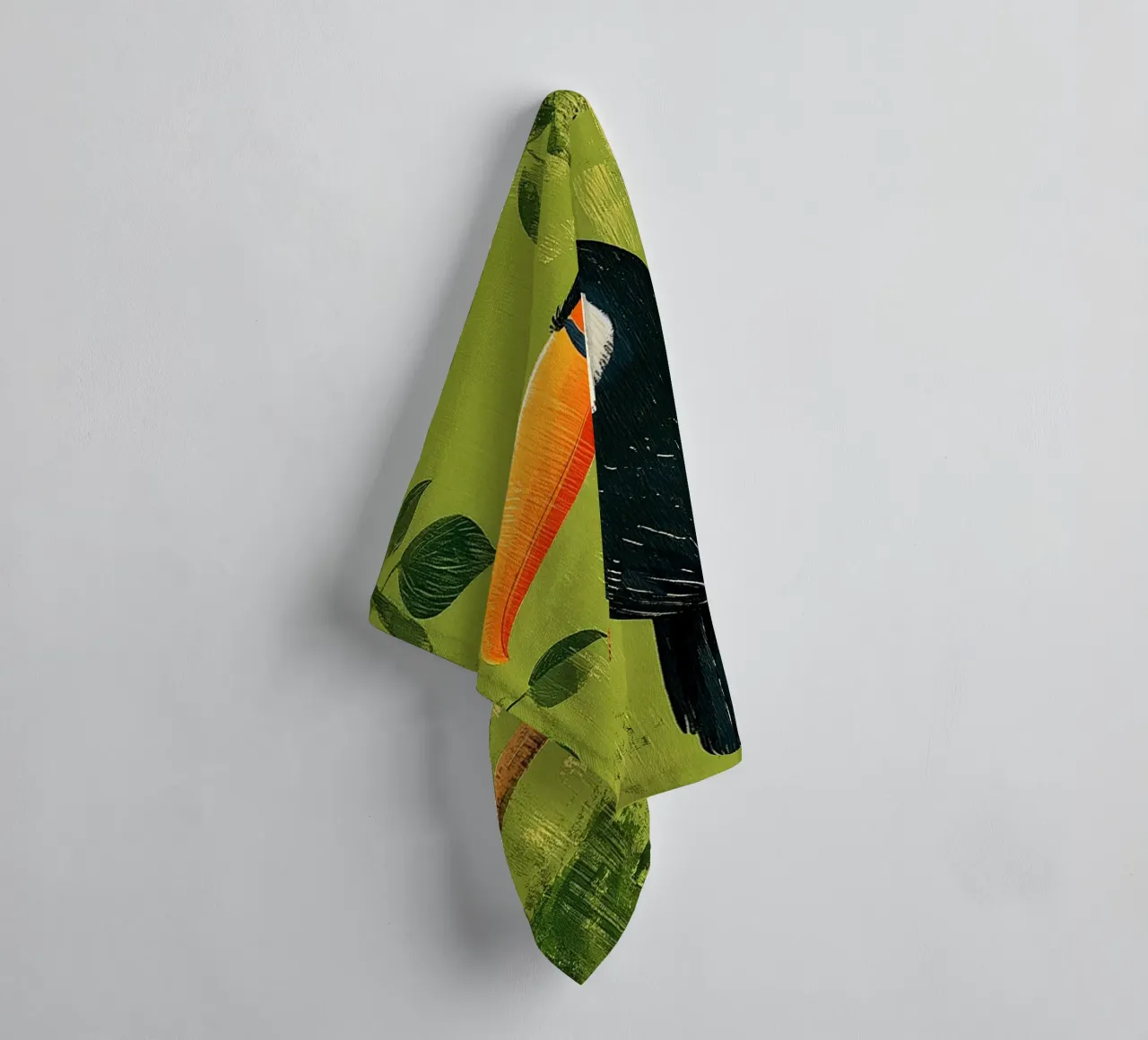 Tucano nel verde asciugamano da bagno da Curious Canvas