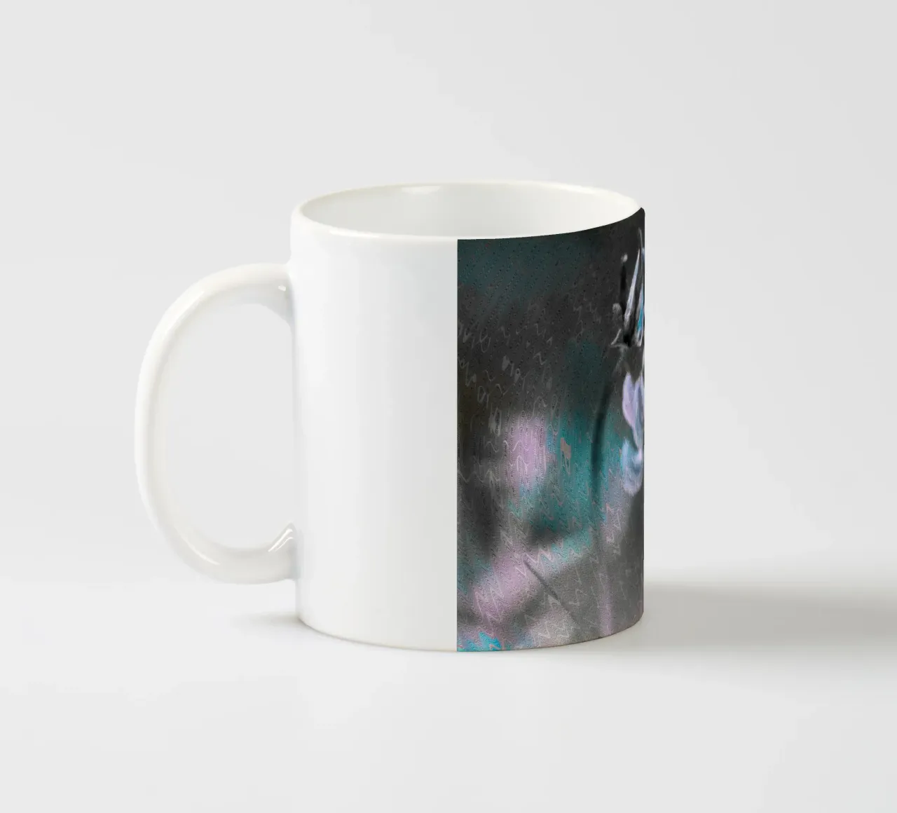 Due fiori davanti a uno sfondo artistico tazza in ceramica da Something for you