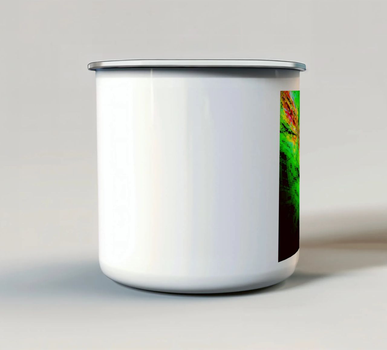 Illusione di caratteri vorticosi in colori verdi e rossastri tazza in smalto da Gürsel Yesil Digital Art
