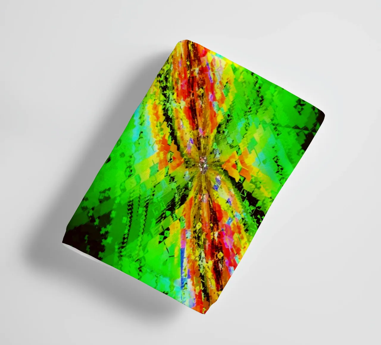 Illusion de caractères tourbillonnants dans des couleurs vertes et rougeâtres serviette de bain de Gürsel Yesil Digital Art