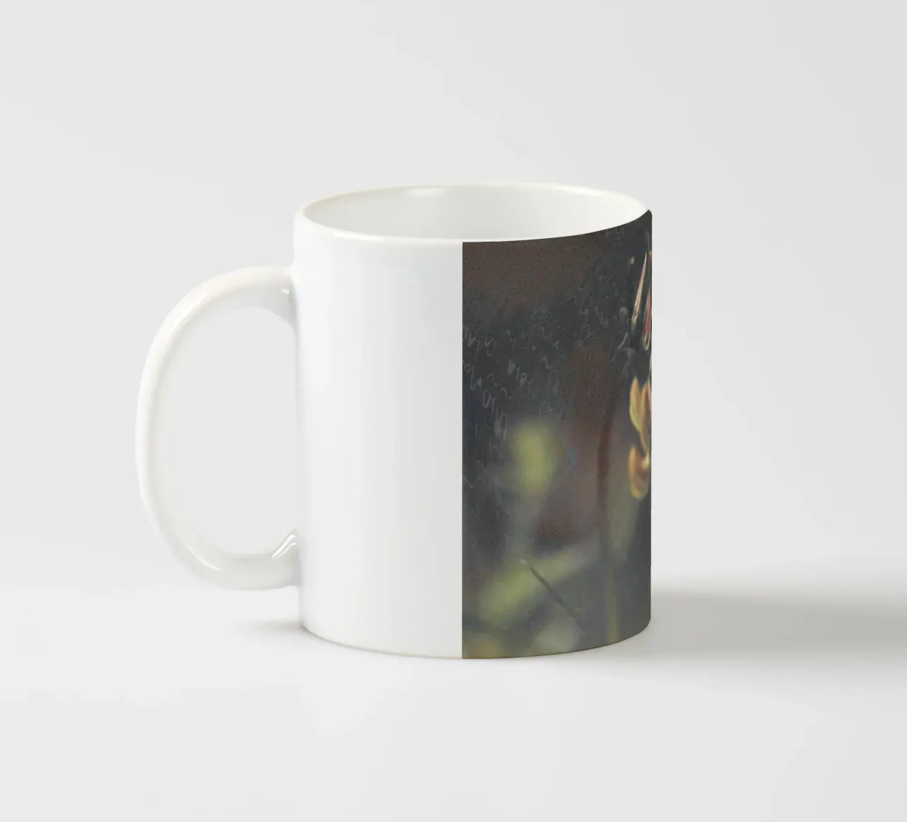 Due fiori davanti a uno sfondo artistico tazza in ceramica da Something for you