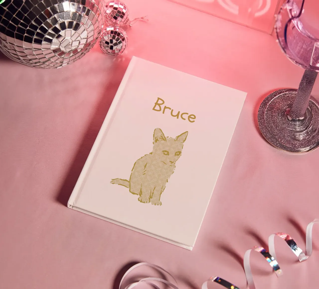 Nom de bébé personnalisé avec chaton en jaune pastel carnet de notes de Art by Susana Miranda ilustración