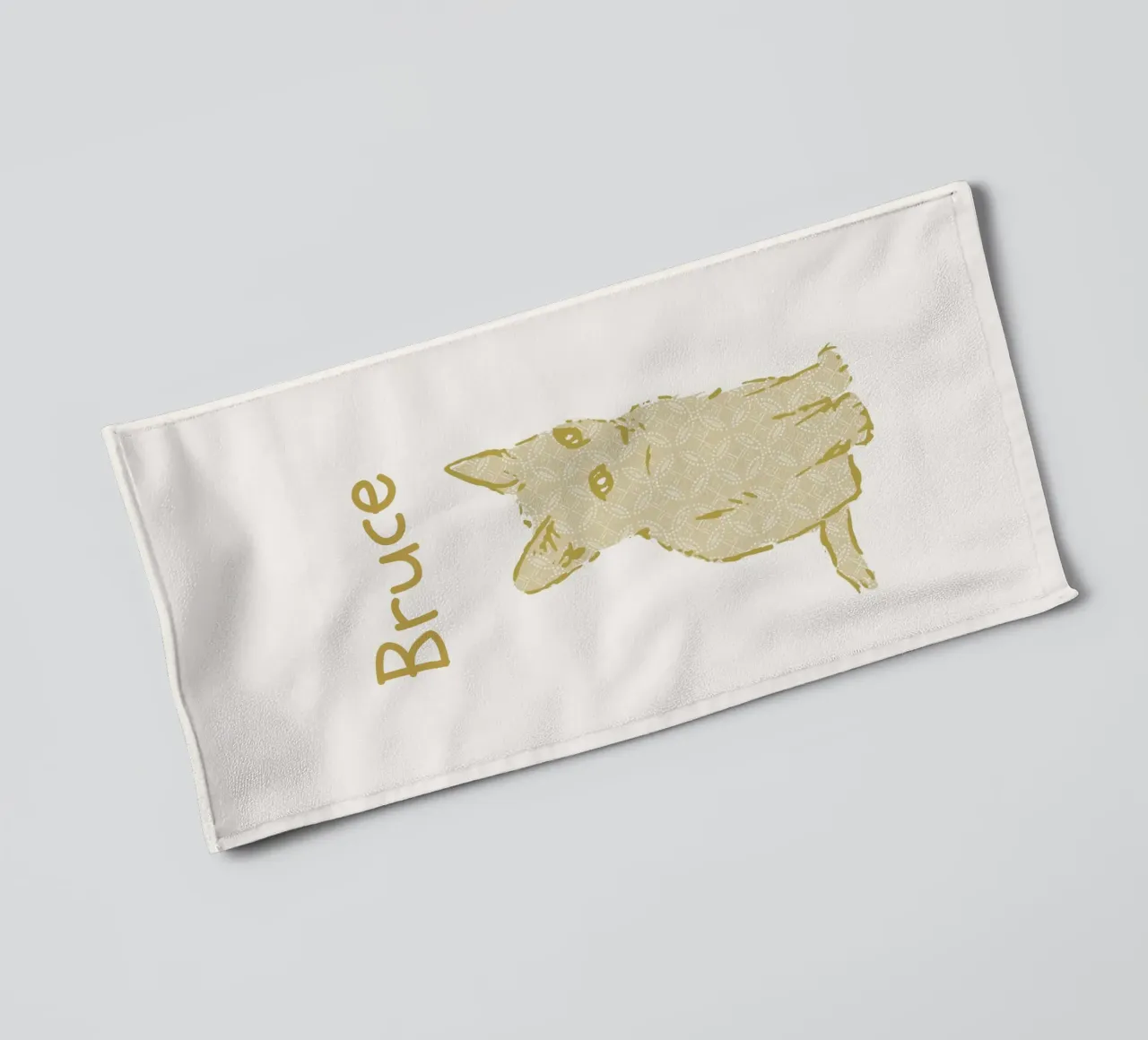 Custom baby name with cue kitten in yellow pastel tones towel by Art by Susana Miranda ilustración