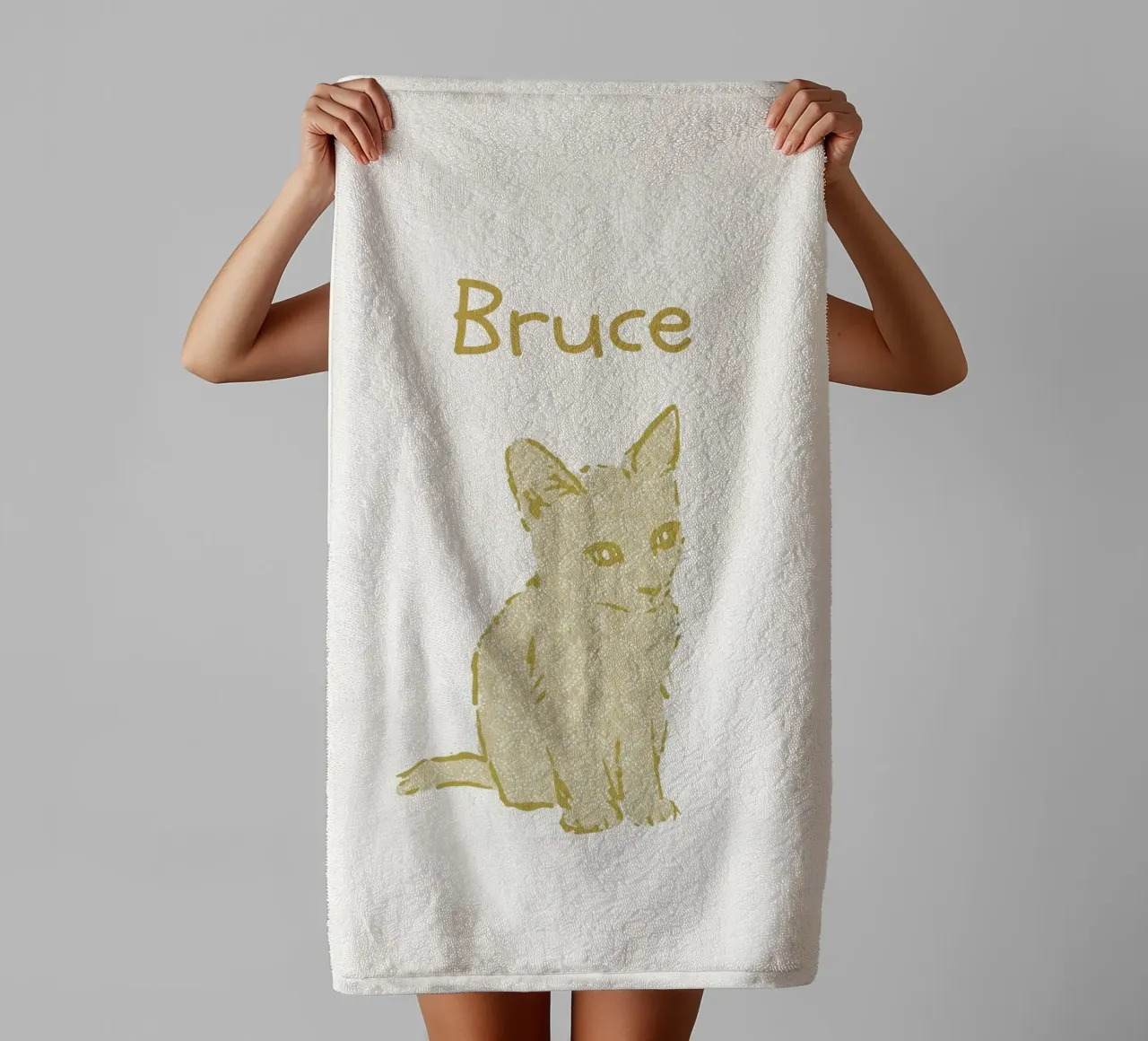 Custom baby name with cue kitten in yellow pastel tones towel by Art by Susana Miranda ilustración