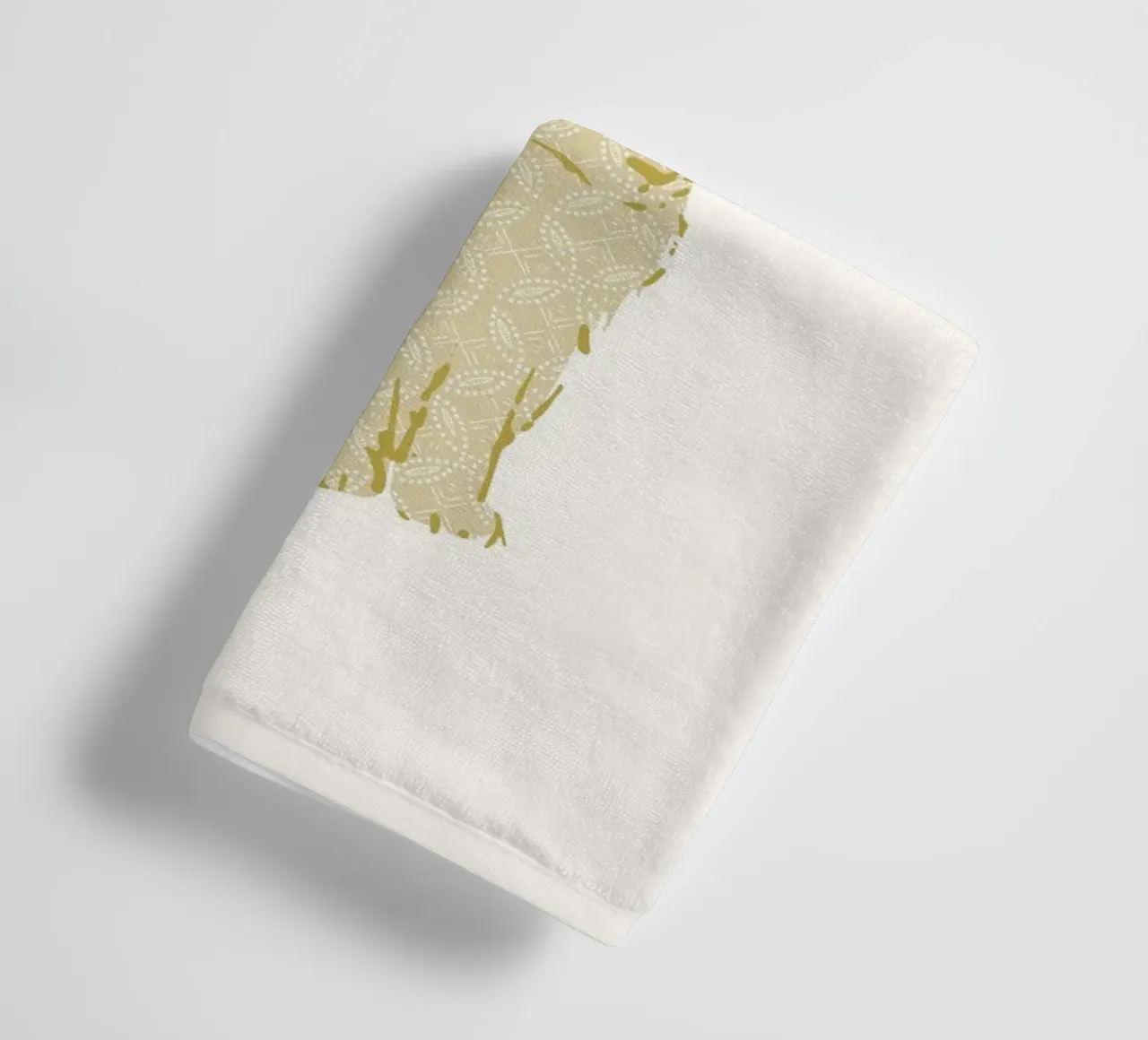 Custom baby name with cue kitten in yellow pastel tones towel by Art by Susana Miranda ilustración