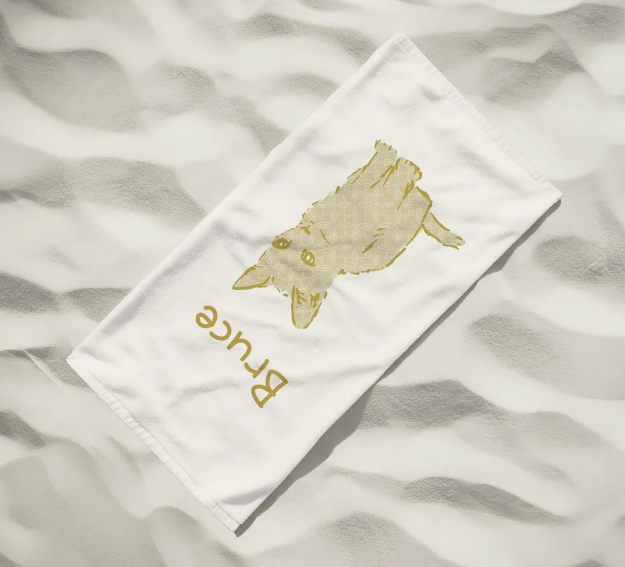 Custom baby name with cue kitten in yellow pastel tones beach towel by Art by Susana Miranda ilustración