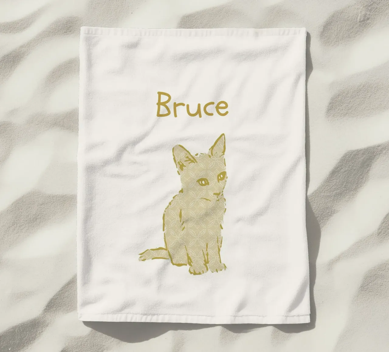 Custom baby name with cue kitten in yellow pastel tones beach towel by Art by Susana Miranda ilustración