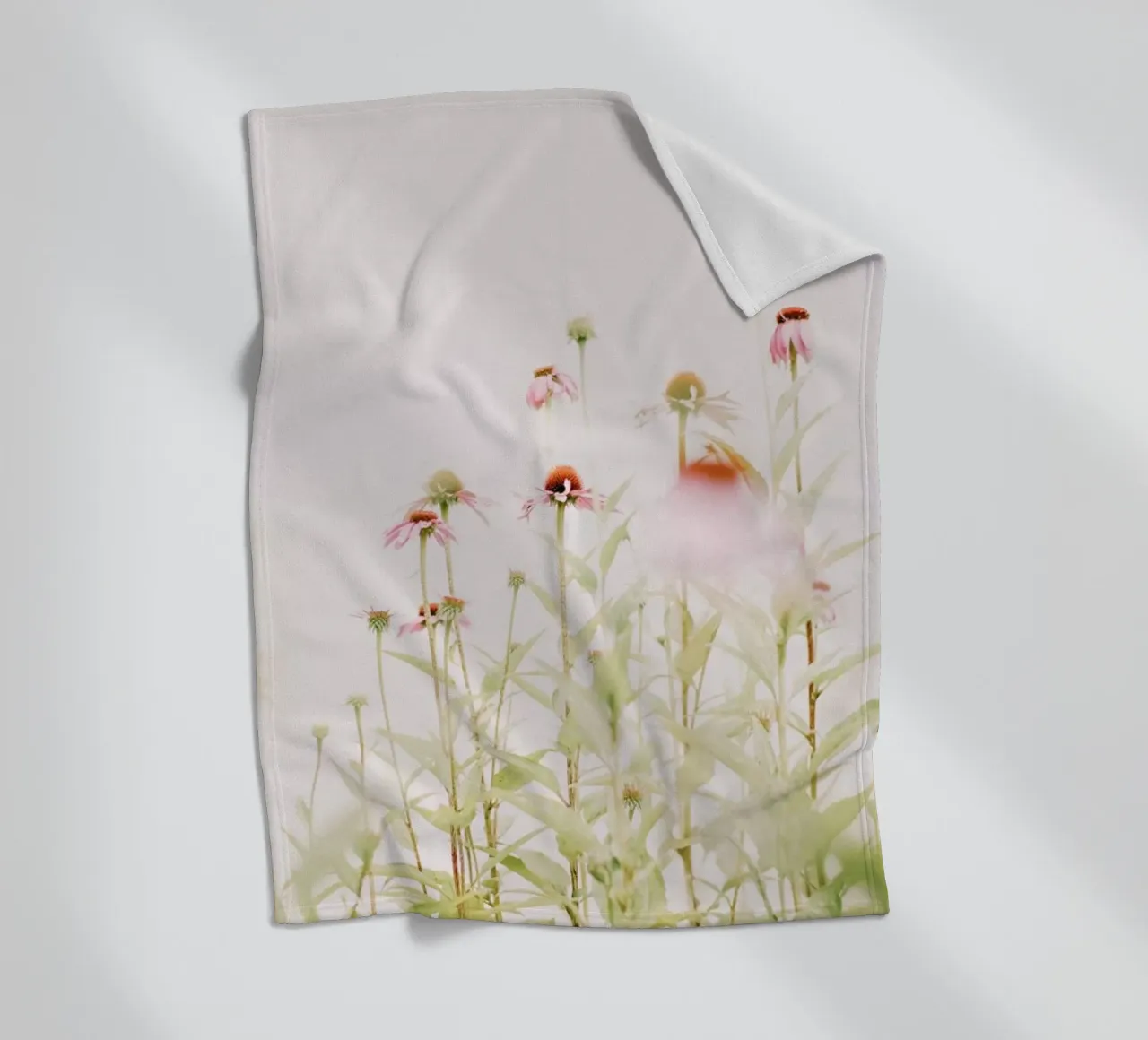 Fiori rosa pastello Echinacea coperta in pile da Ingrid Beddoes