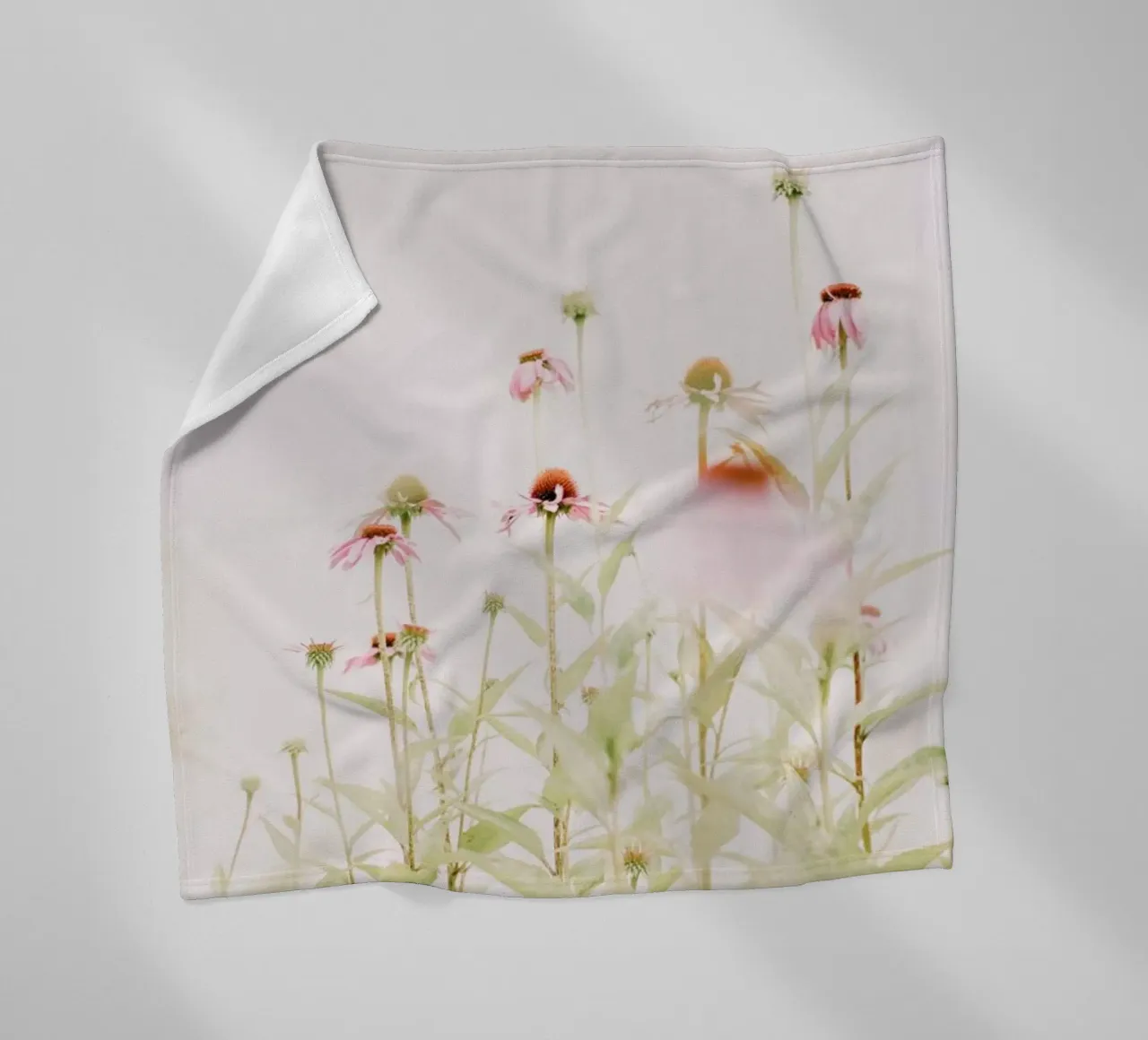 Fiori rosa pastello Echinacea coperta in pile da Ingrid Beddoes