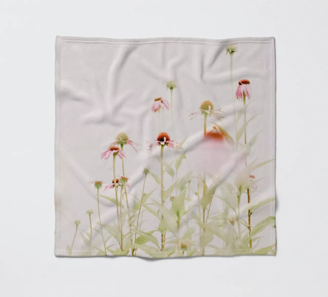 Fiori rosa pastello Echinacea coperta in pile da Ingrid Beddoes