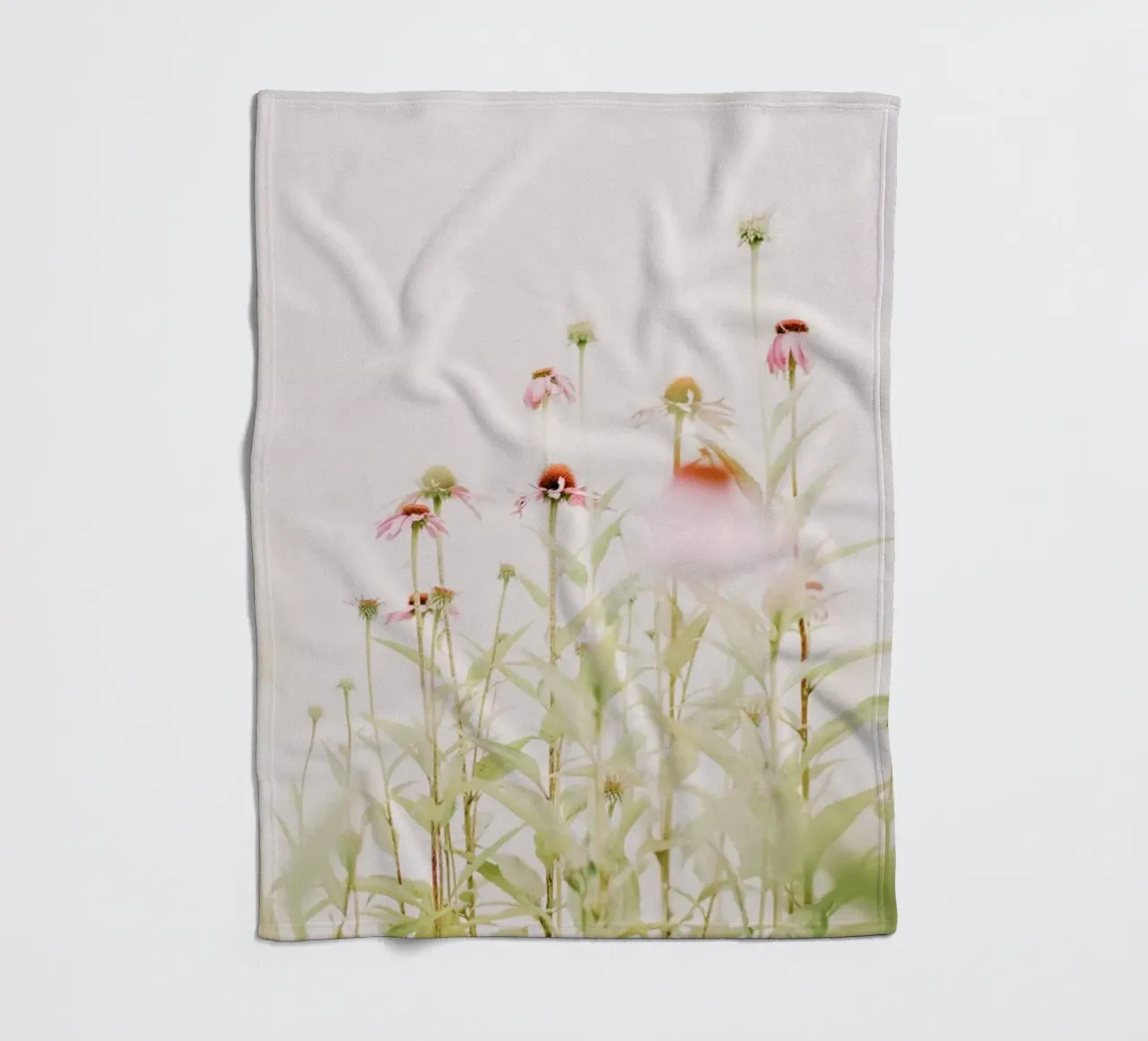Fiori rosa pastello Echinacea coperta in pile da Ingrid Beddoes