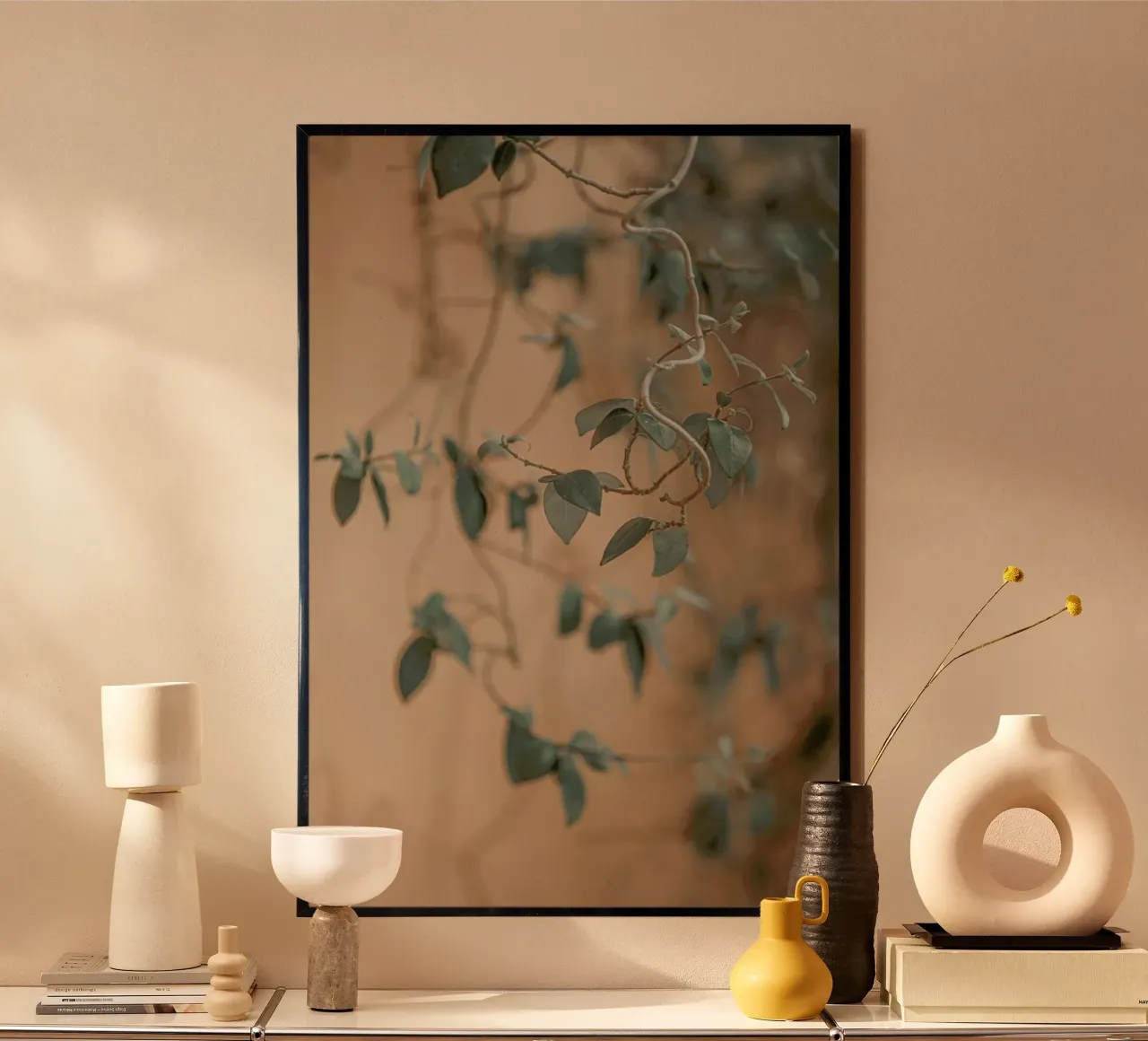 Moody Leaves - Hängende Blätter in Italien poster con telaio in plastica da Monika Strigel