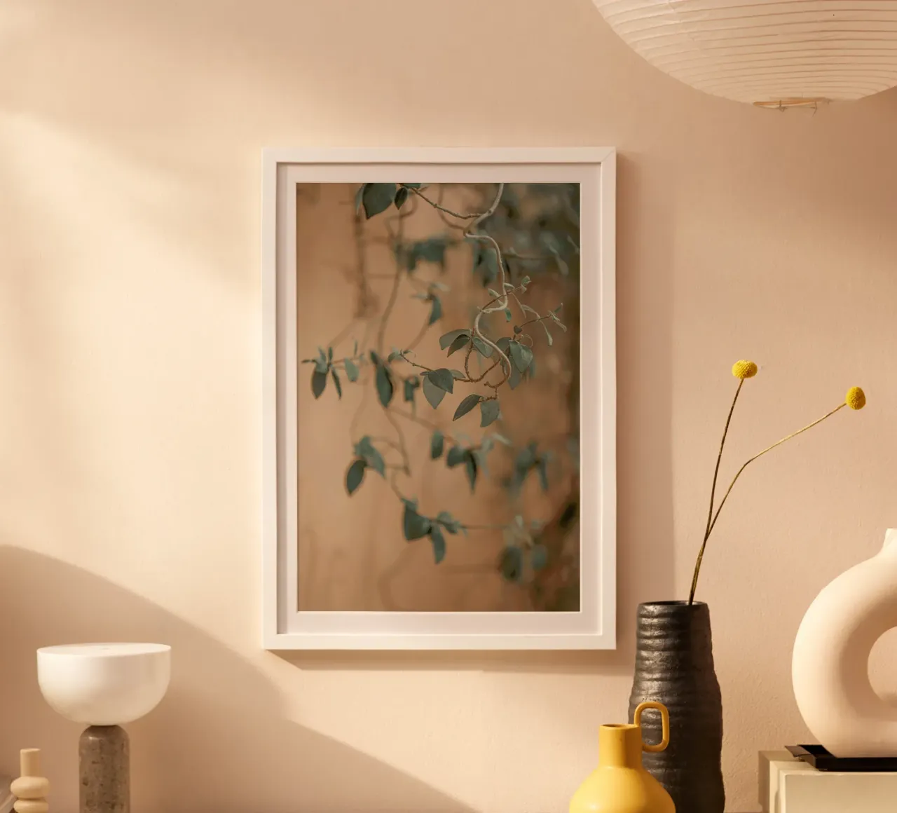 Moody Leaves - Hängende Blätter in Italien poster con telaio in plastica da Monika Strigel