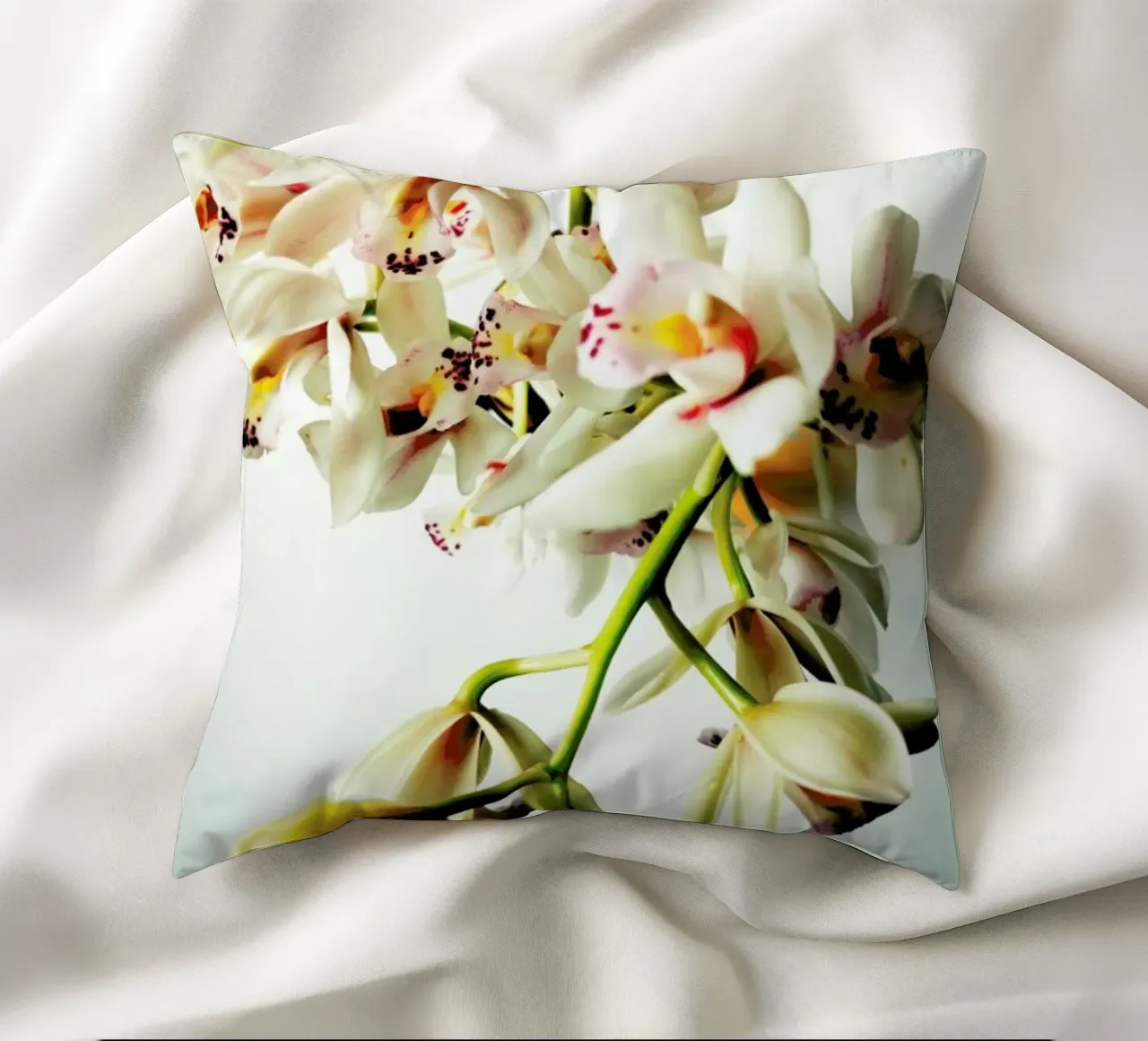 Tiny Orchids kussen van Angelo Cerantola