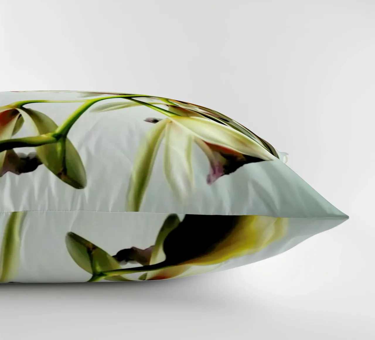 Tiny Orchids kussen van Angelo Cerantola