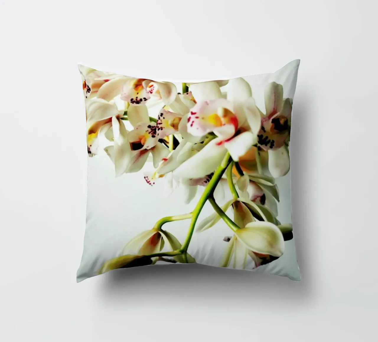 Tiny Orchids kussen van Angelo Cerantola