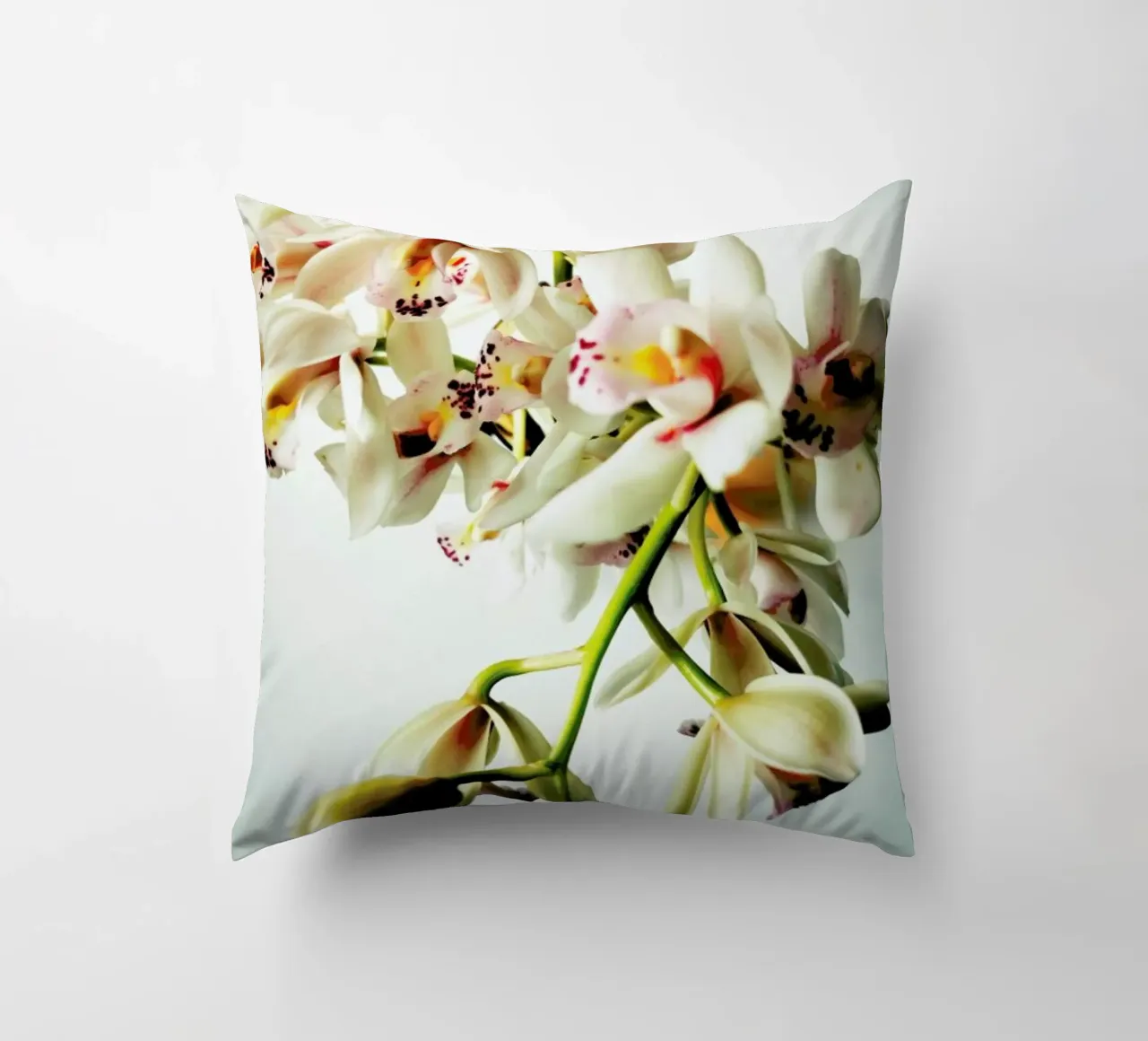 Tiny Orchids kussen van Angelo Cerantola