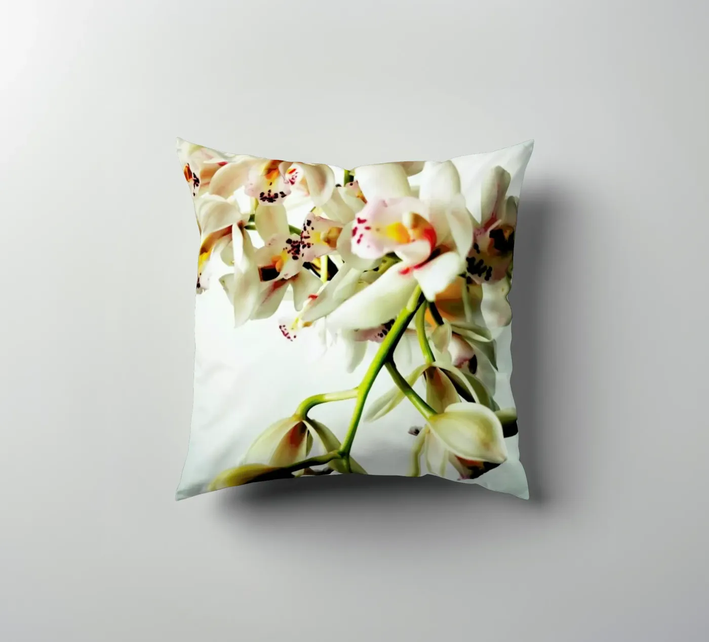 Tiny Orchids Kissen von Angelo Cerantola