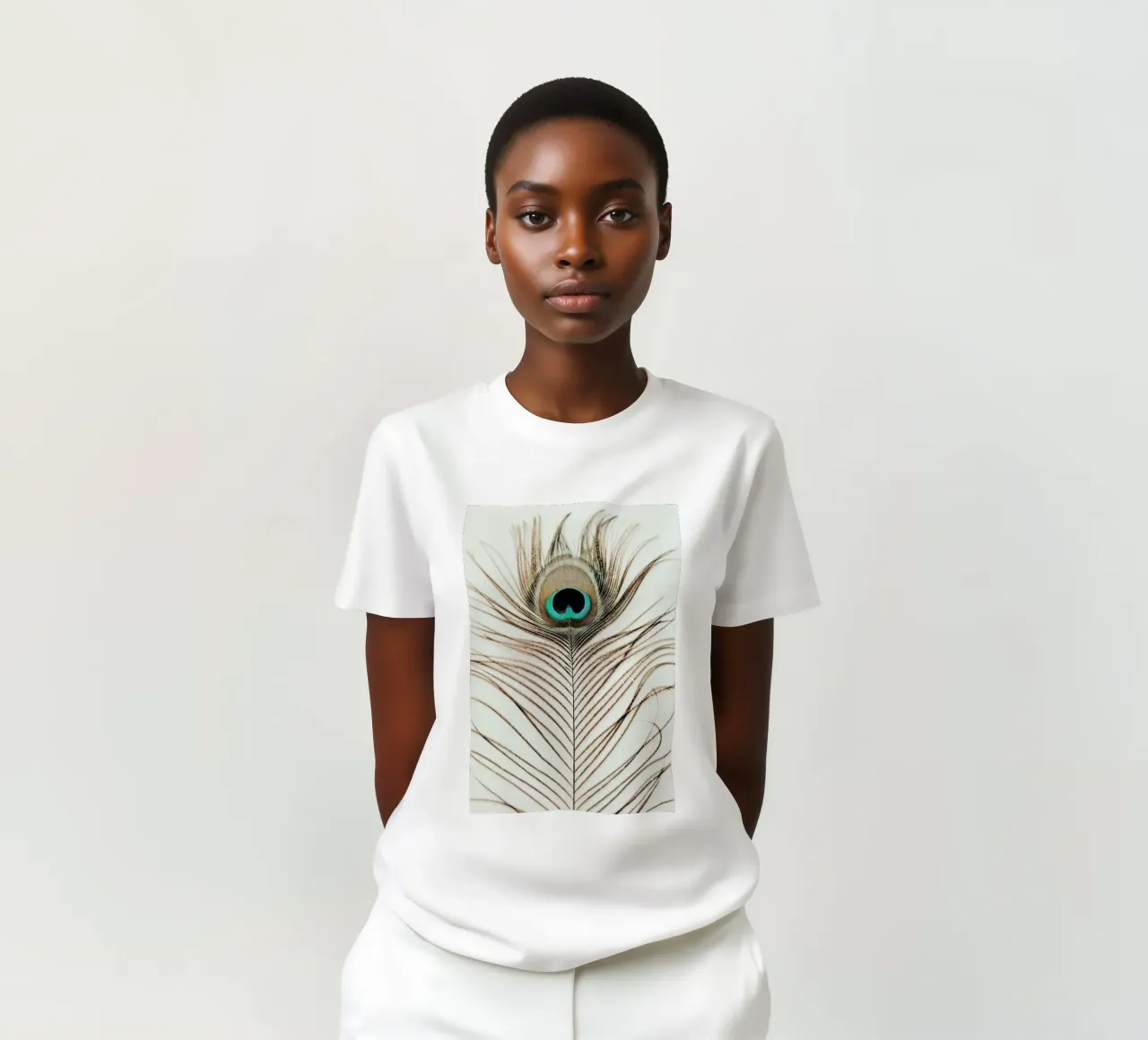 Piuma d'oro Pavone t-shirt da Ingrid Beddoes