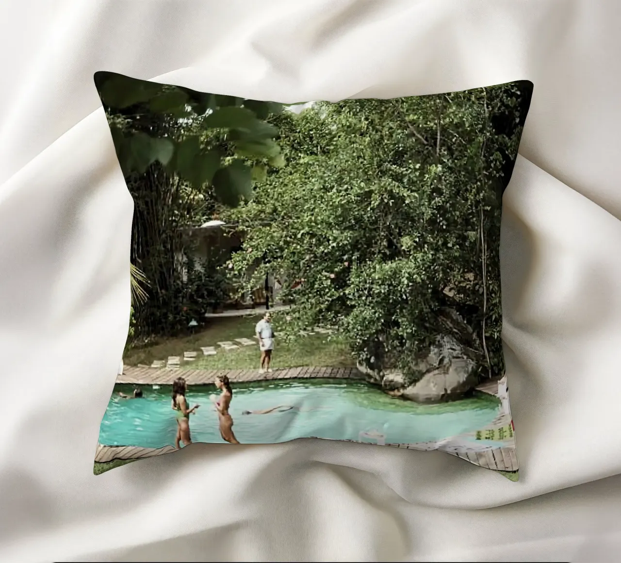 Un gruppo di persone in una piscina - Slim Aarons cuscino da The Poster UK