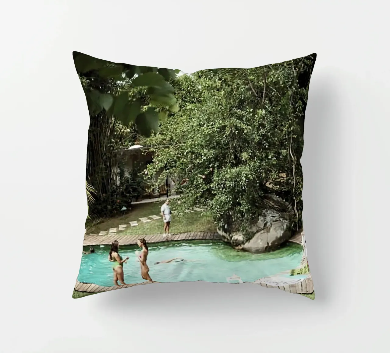 Un gruppo di persone in una piscina - Slim Aarons cuscino da The Poster UK