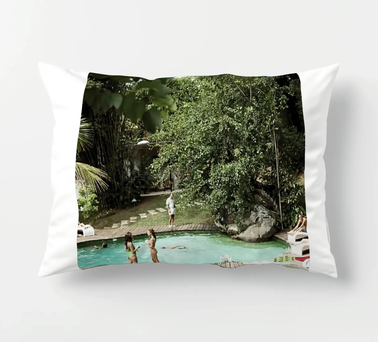 Un gruppo di persone in una piscina - Slim Aarons cuscino da The Poster UK