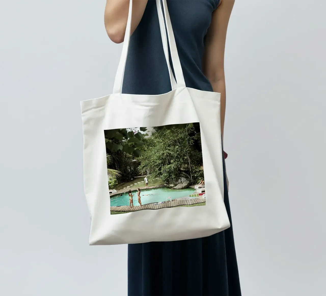 Un gruppo di persone in una piscina - Slim Aarons borsa in juta da The Poster UK