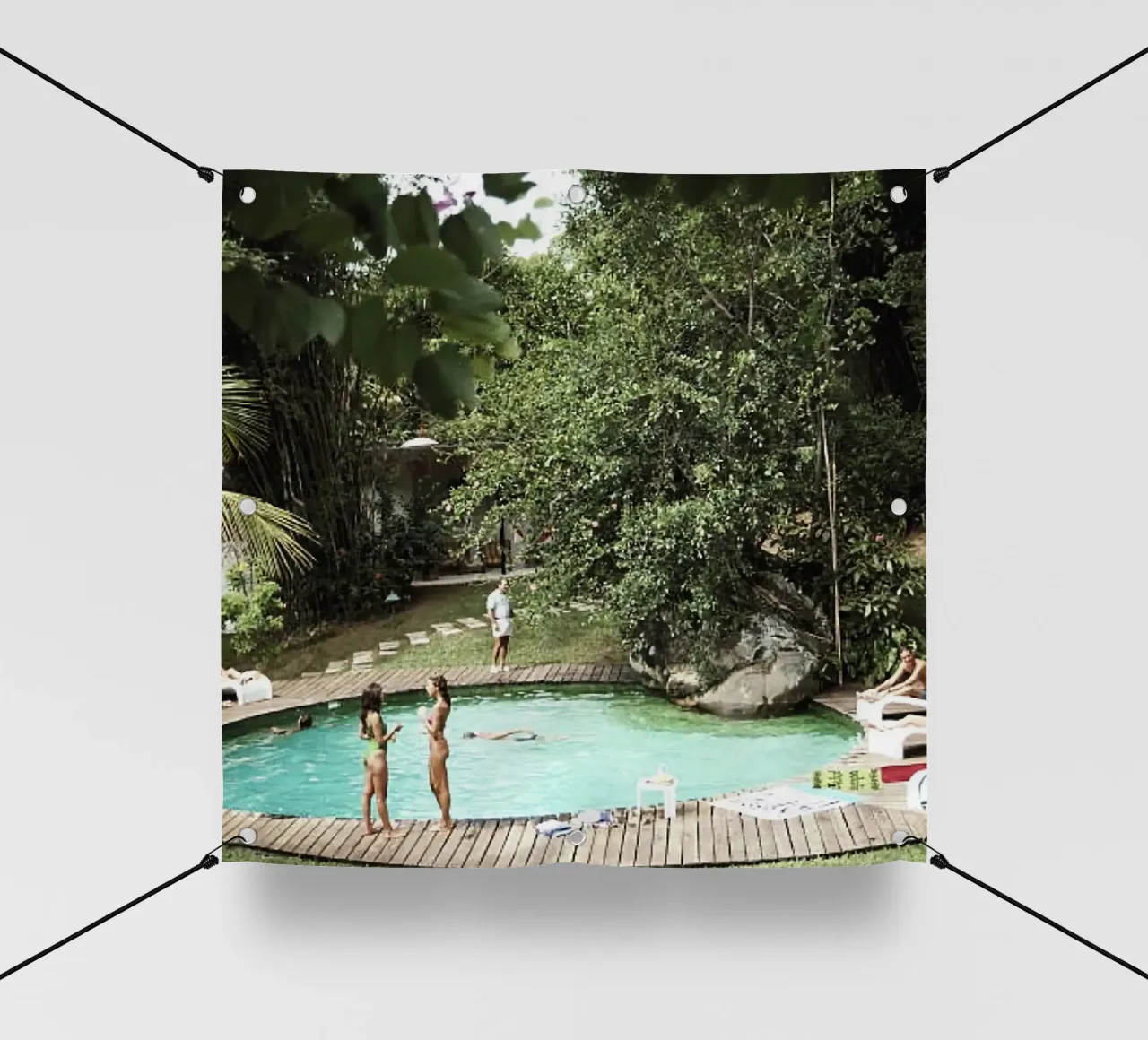 Un gruppo di persone in una piscina - Slim Aarons telo in pvc da The Poster UK