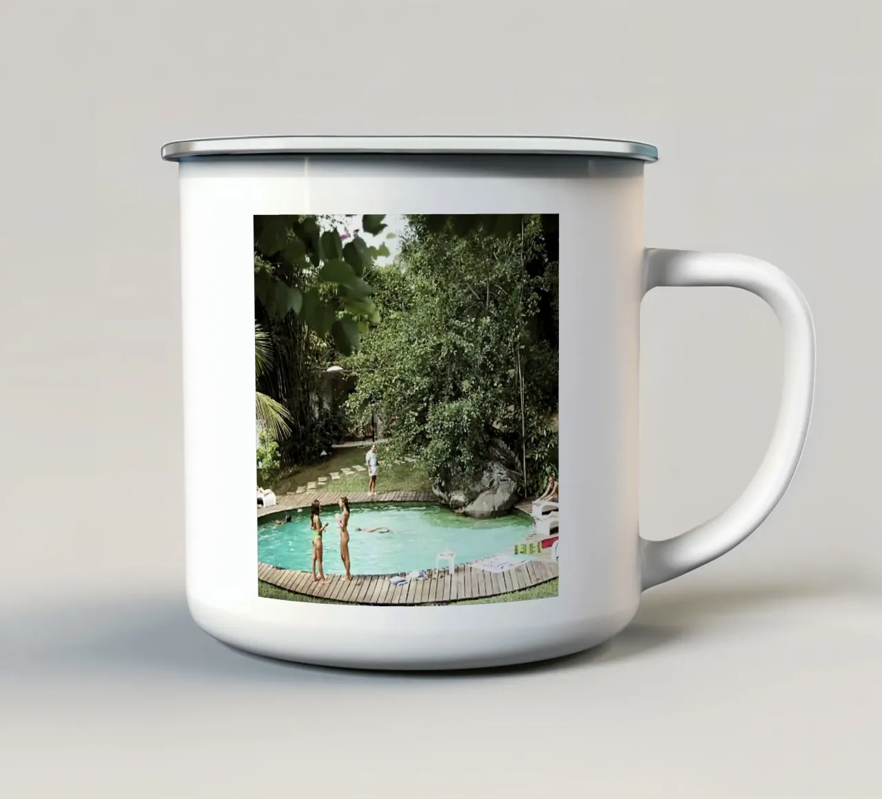 Un groupe de personnes dans une piscine - Slim Aarons mug en émail de The Poster UK
