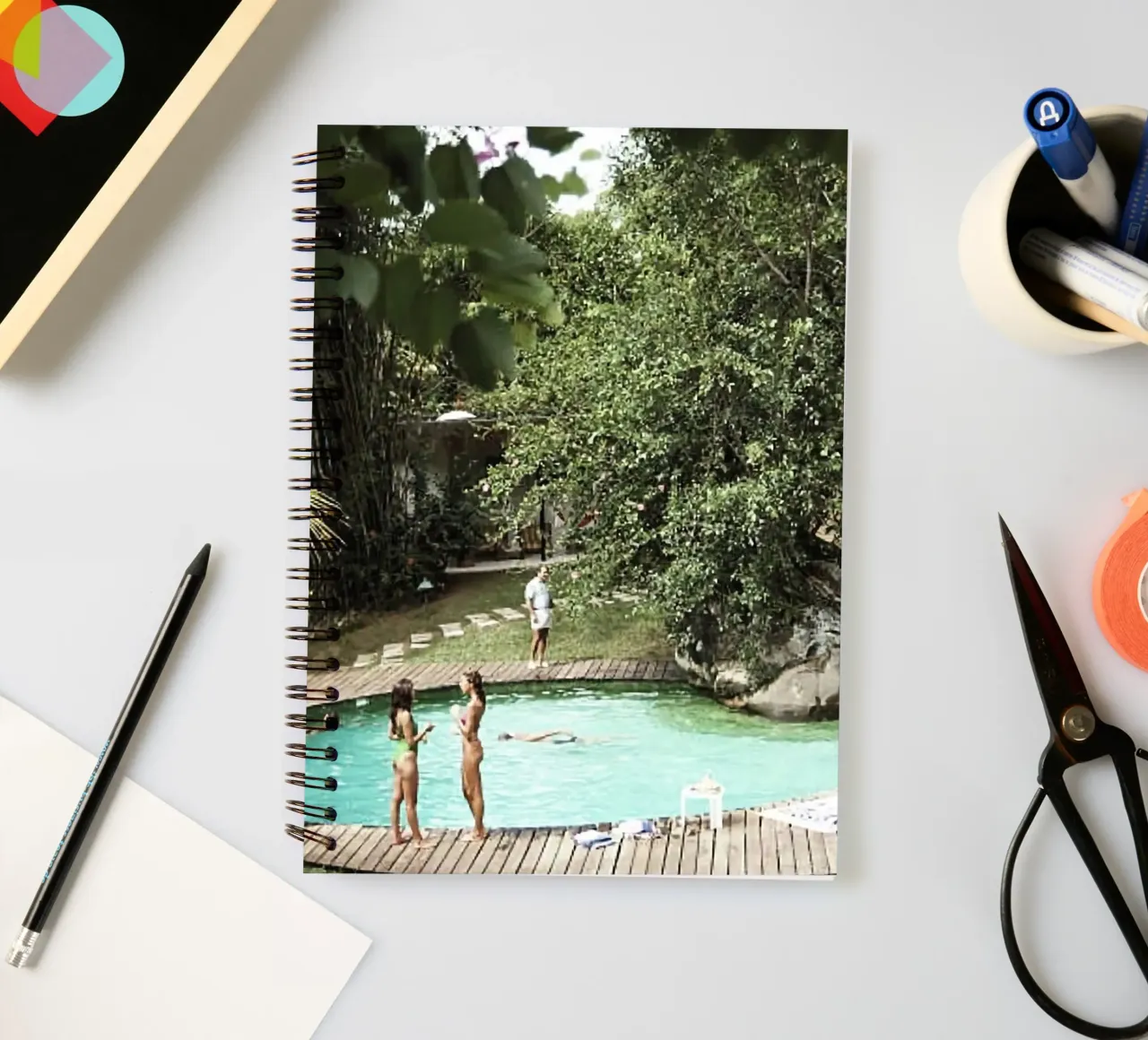 Un groupe de personnes dans une piscine - Slim Aarons carnet à spirale de The Poster UK