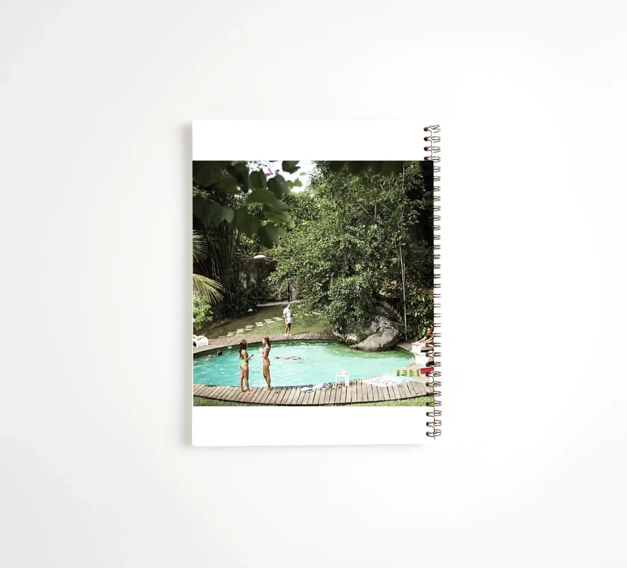 Un groupe de personnes dans une piscine - Slim Aarons carnet à spirale de The Poster UK