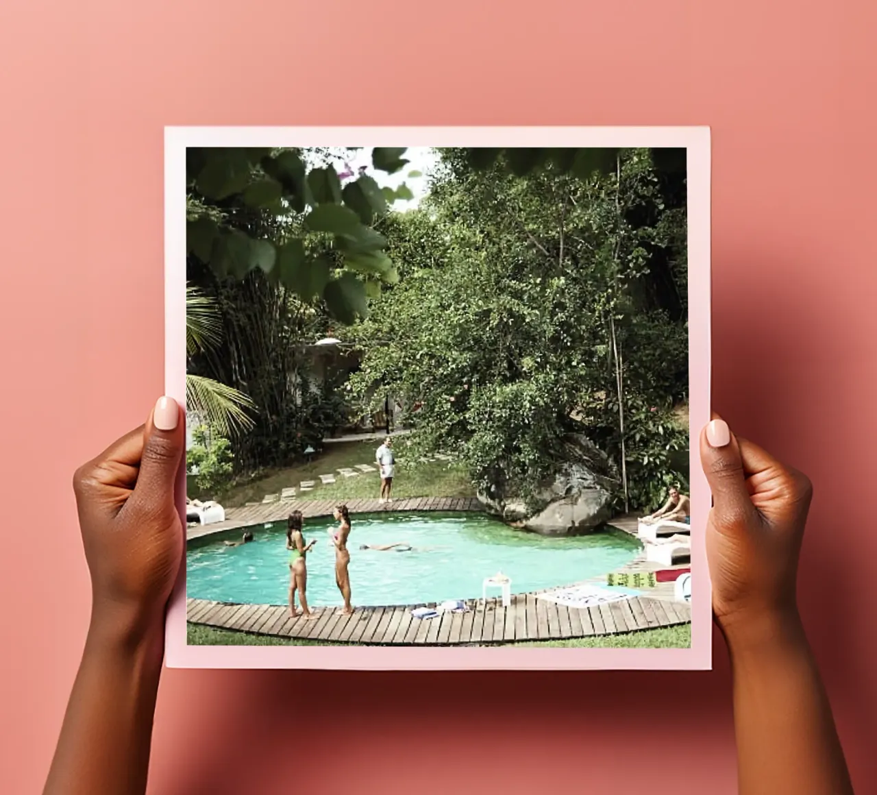 Un groupe de personnes dans une piscine - Slim Aarons planche autocollant de The Poster UK