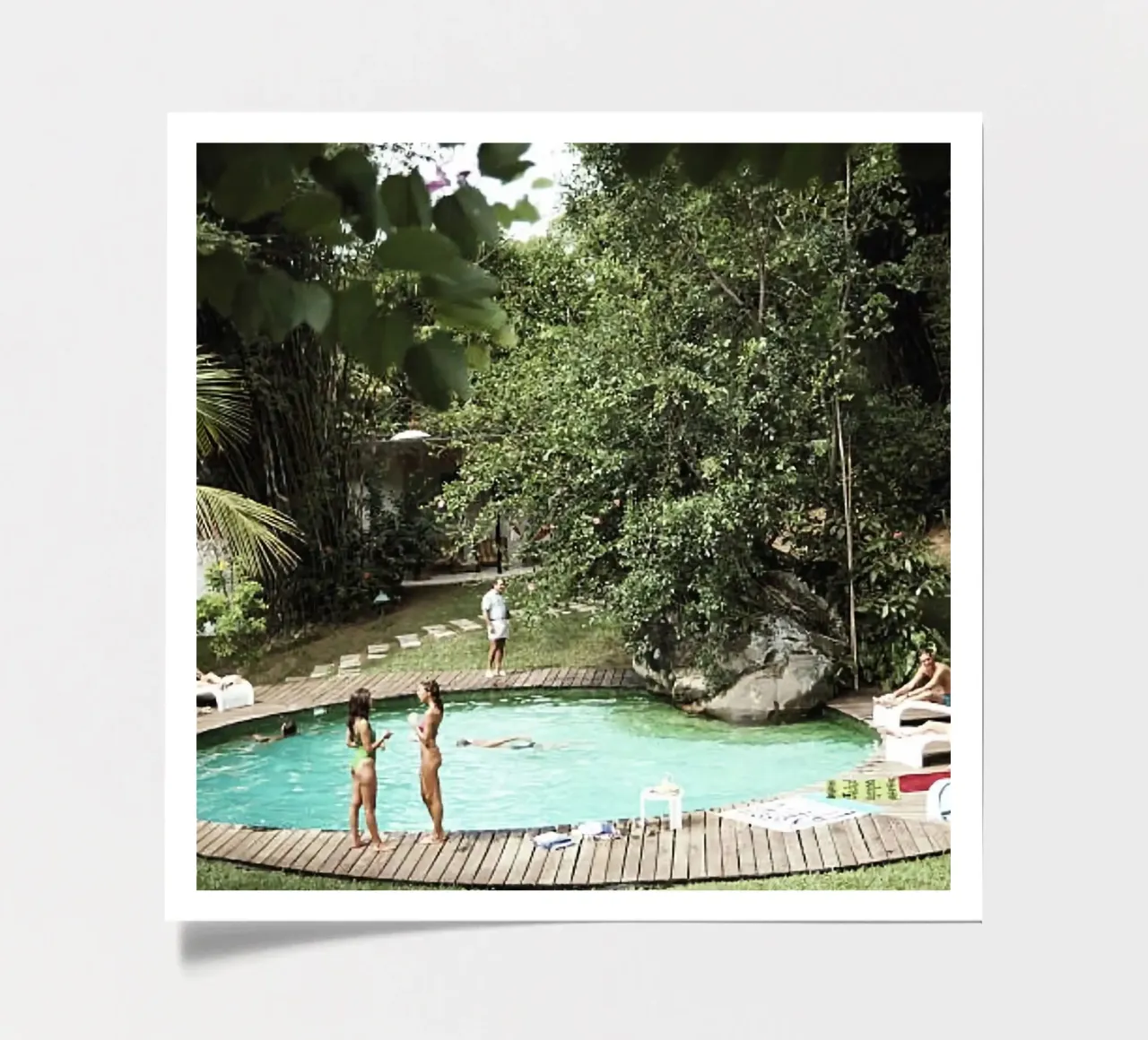 Un groupe de personnes dans une piscine - Slim Aarons planche autocollant de The Poster UK